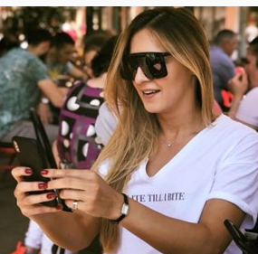 FOTO/Ironia e moderatores: “Po dalim sipas levizjeve hormonale të disave”