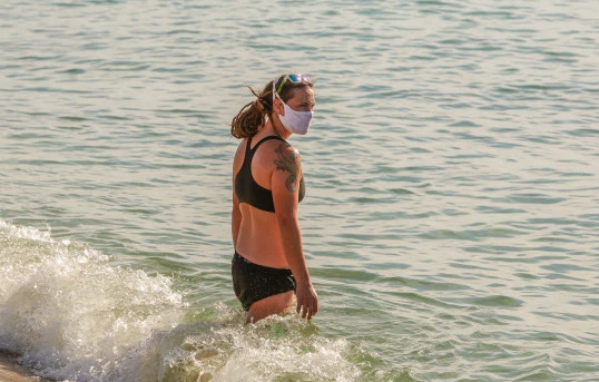 Spanja fillon studimet, do të zbulojë nëse mund të merret koronavirusi në pishina dhe det