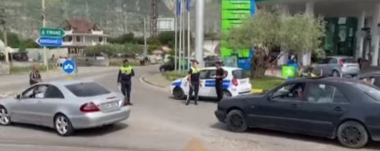 Nga sot lëvizja e automjeteve pa autorizime, por policia bllokon rrugën Elbasan-Tiranë