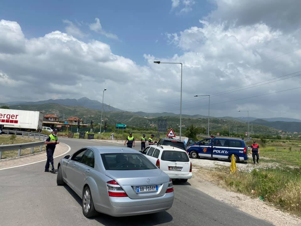 VIDEO/PD sjell pamjet nga bllokimi i rrugës në Elbasan: Nuk kanë urdhër shkresor, protesta po i rrëzon dita-ditës