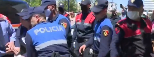 FOTO/Vijojnë përplasjet te sheshi ‘Skënderbej’, policia tërheq zvarrë protestuesit: Nuk lejon tubimet