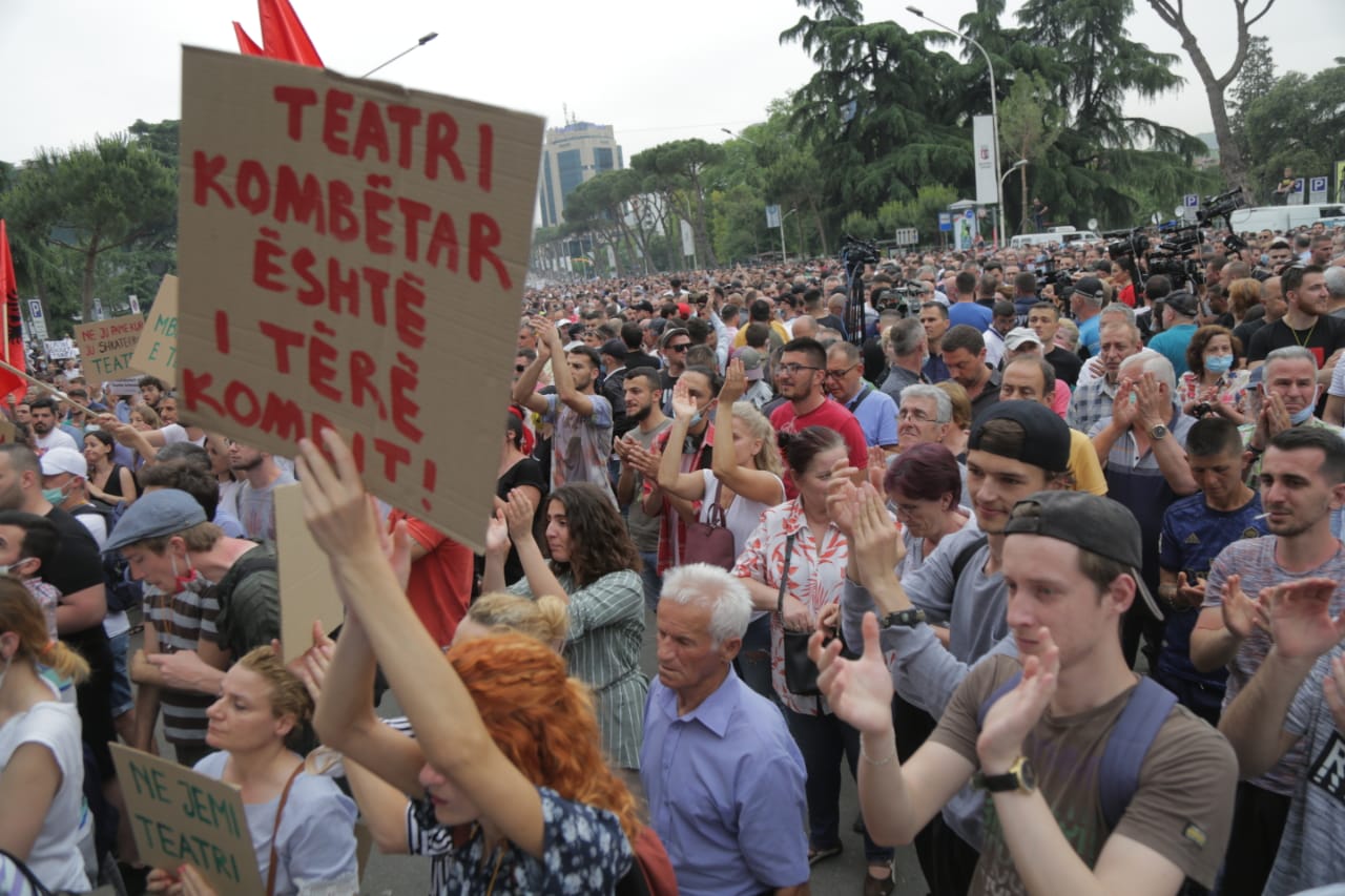 Protesta, kërkohet dorëheqja e Ramës dhe Velisë, policia të ‘heqë kapelet’