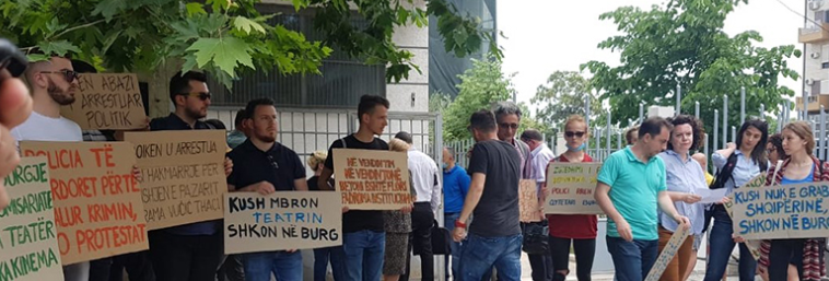 VV proteston para Gjykatës së Tiranës: Kush mbron teatrin shkon në burg, lironi aktivistët!