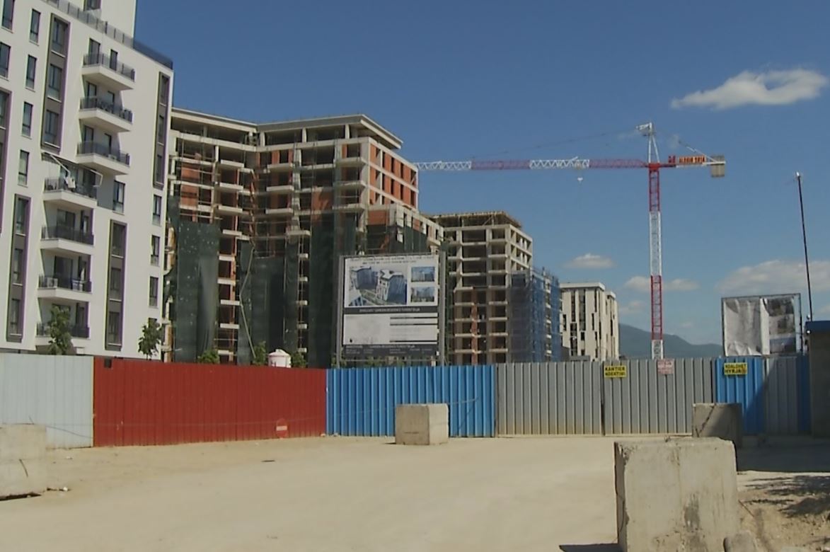 Vdekja e punëtorit në Tiranë, arrestohet inxhinieri dhe ndihmësi i tij