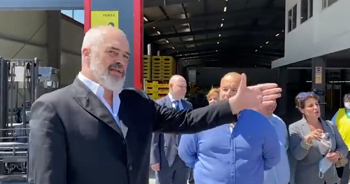 Rama imiton Bashën dhe fillon nga turet, viziton fermerët në Lushnjë: Kemi rilindur dhe bujqësinë