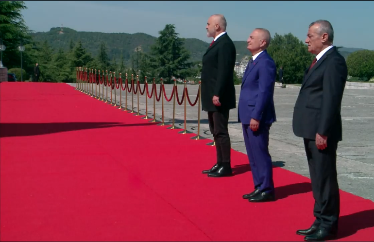 VIDEO/5 Maji bën bashkë Ramën, Metën dhe Ruçin, homazhe te Varrezat e Dëshmorëve