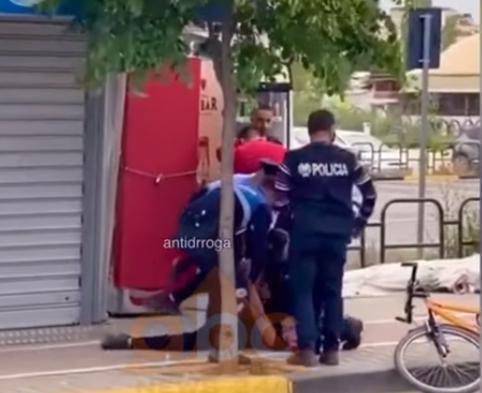 Policët dhunojnë brutalisht 15-vjeçarin në rrugët e Tiranës, dalin pamjet e rënda