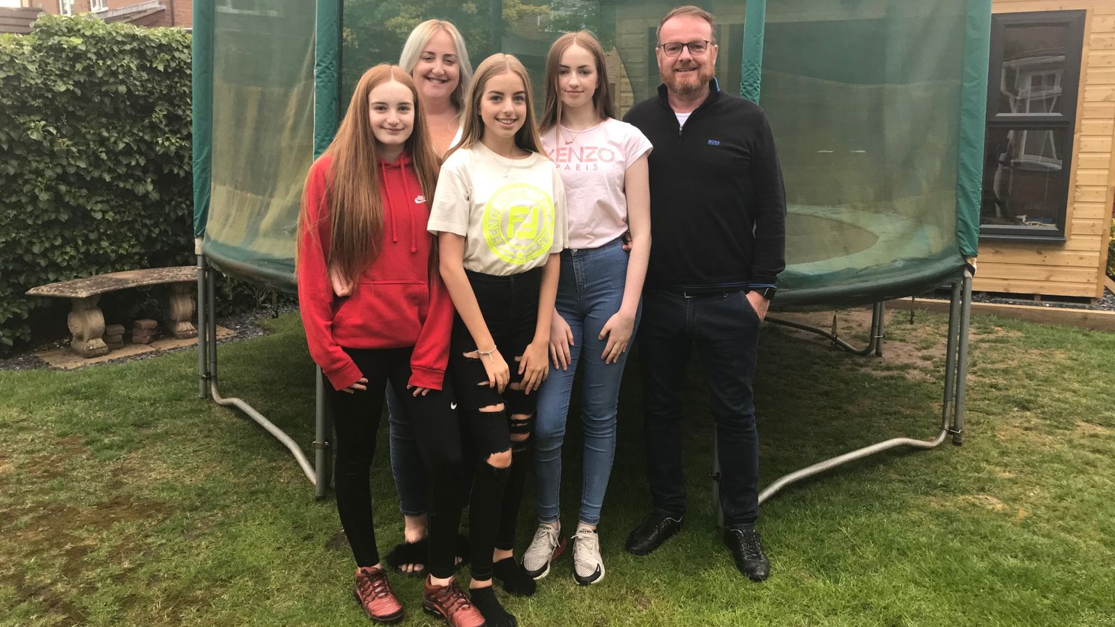 COVID-19/Babai i tre fëmijëve rrëfen momentin prekës: Më dhanë 15 minuta kohë t’i telefonoja familjarëve