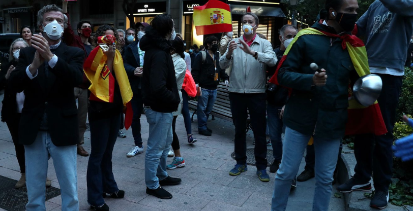 Vijon trendi zbritës i numrit të viktimave, por në Spanjë shpërthejnë protestat kundër qeverisë spanjolle