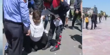 FOTO/Vijojnë përplasjet te sheshi ‘Skënderbej’, policia tërheq zvarrë protestuesit: Nuk lejon tubimet