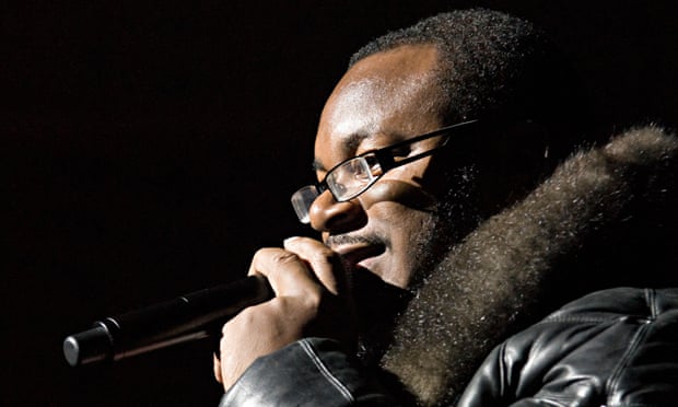 VIDEO/Vdes reperi i njohur anglez, beteja e gjatë e tij me koronavirusin