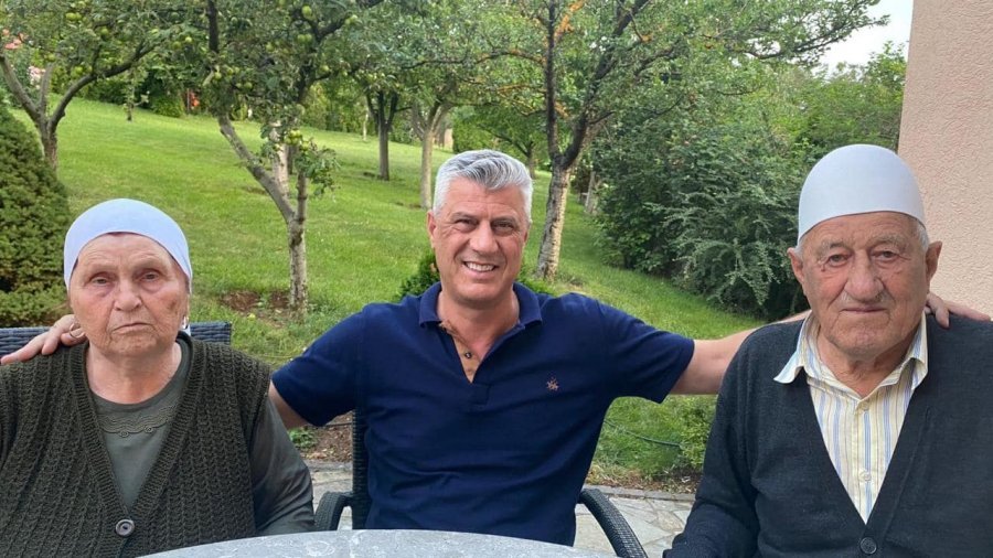 FOTO/ Thaci zgjedh te takoje prinderit ndersa shtyu konferencen per shtyp