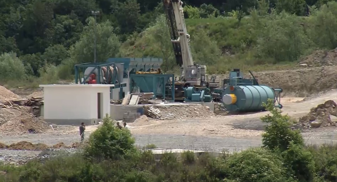 Veliaj con fabriken e bitumit ne Krrabe, pronari i tokes kercenohet