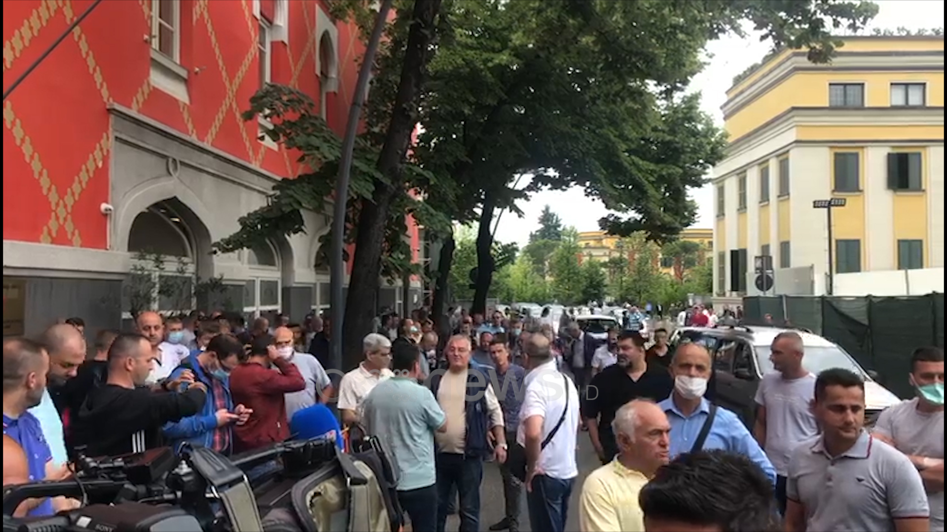 Nuk mbarojnë protestat dhe marshimet, Shoqata e Transportit Publik paralajmëron bllokim të shërbimit