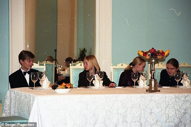 Publikohen për herë të parë fotot ‘sekrete’, dalin në publik vajzat e Vladimir Putin nga martesa e parë