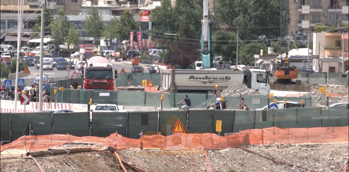 Bashkia, procedure per te shembur banesen e Nexhmije Hoxhes, te tjerat i shembi pa pyetur!