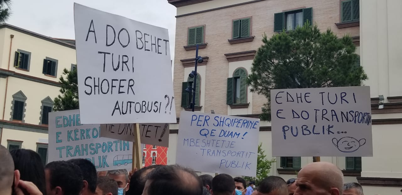 Operatorët e transportit publik sërish në protestë, policia ndërhyn për t’i shpërndarë, parullat e veçanta me ‘Turin’