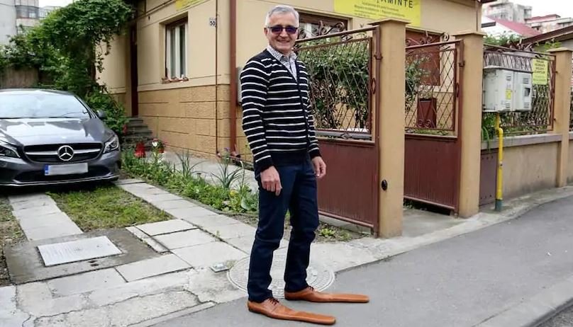 Këpucari zgjidh problemin e distancimit social, krijon këpucët anti-Covid