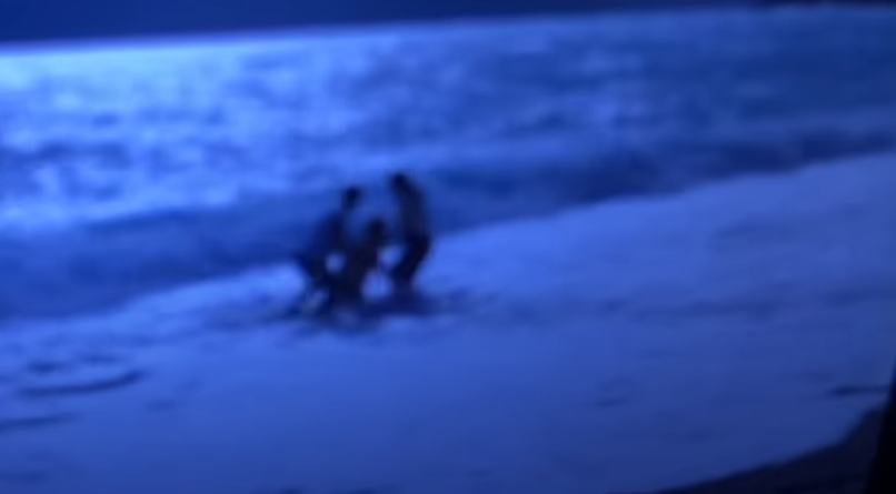 Momente paniku për kritikun italian, rrëmbehet nga dallgët e forta në Palasë