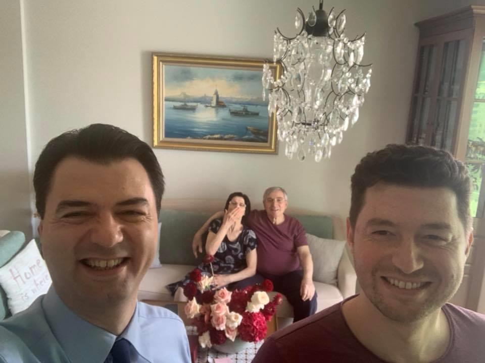 Lulzim Basha ne feste kete te diele, poston foto me prinderit dhe uron nenen