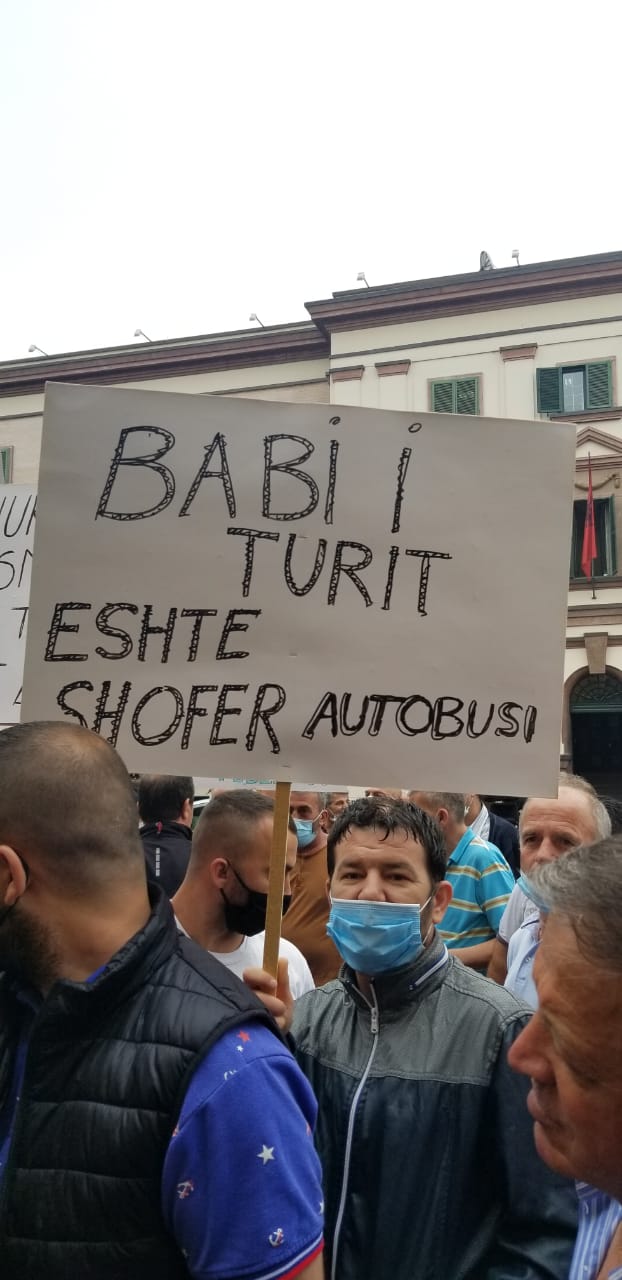 Operatorët e transportit publik sërish në protestë, policia ndërhyn për t’i shpërndarë, parullat e veçanta me ‘Turin’