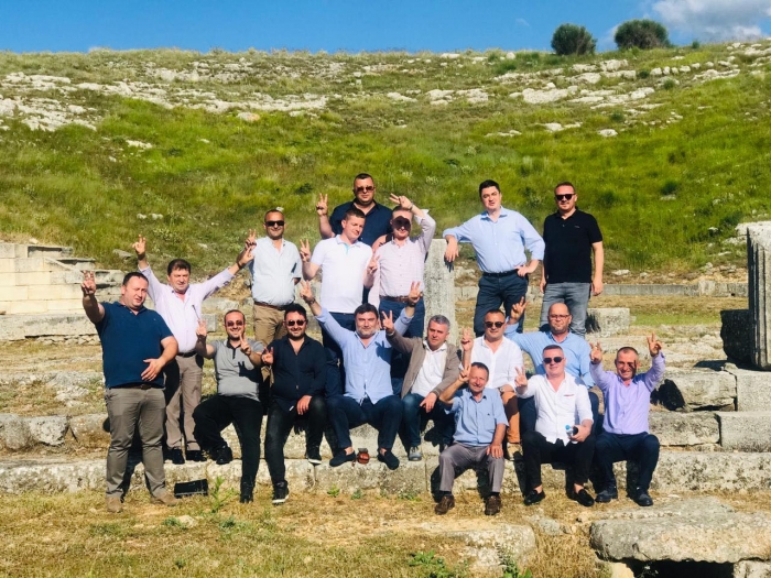 Ish deputeti i Bylis, Alibeaj poston foton ne vend te polemikes me Zgarbin