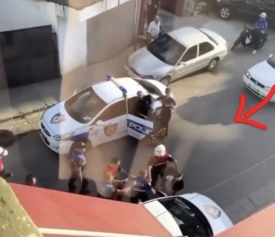 Zhupa publikon videon e rrahjes nga policia te personit me pranga ne duar