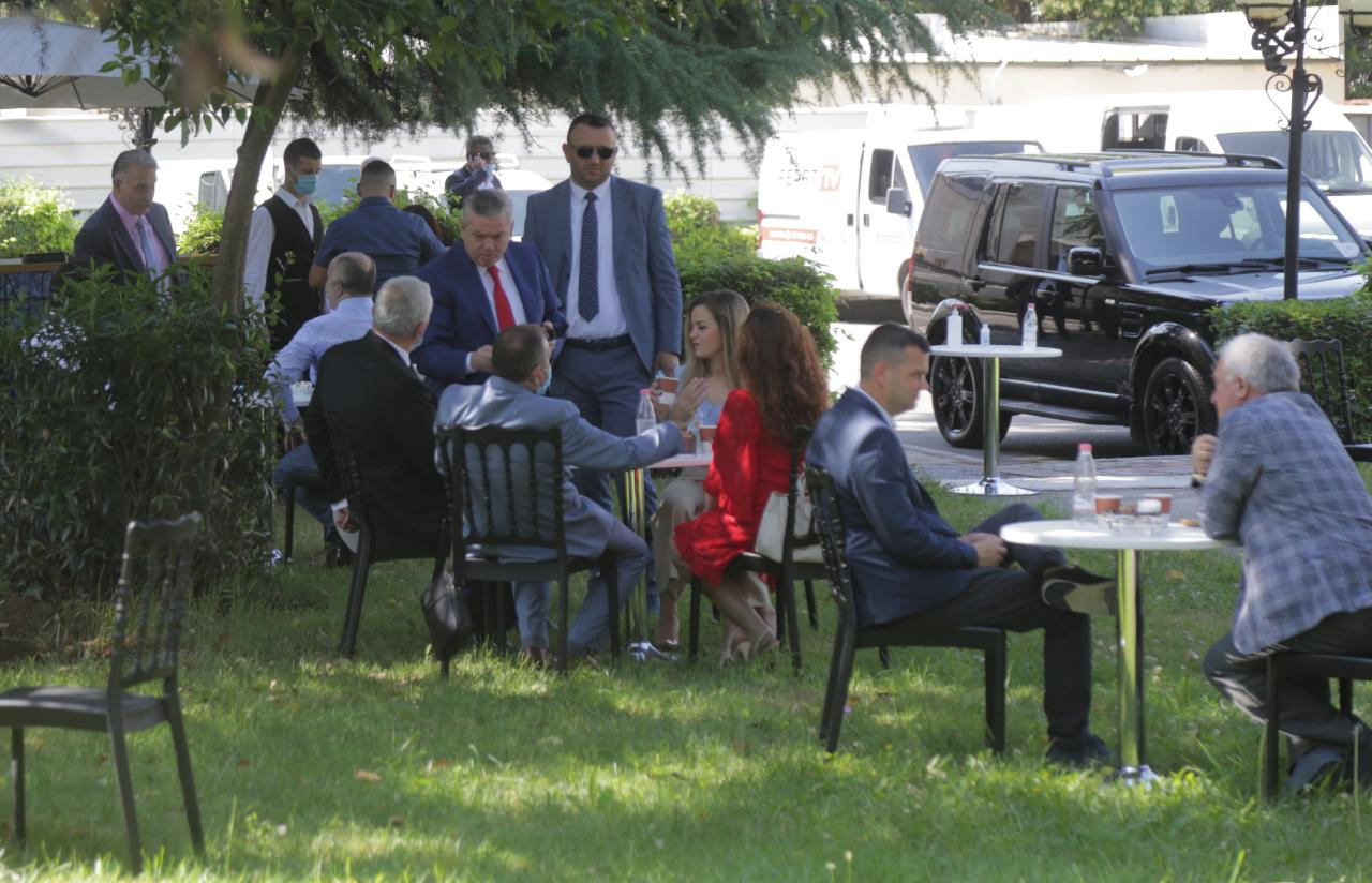 FOTOLAJM/Deputetët e Kuvendit nuk i tremben COVID 19, grumbull dhe pa maska në kafe