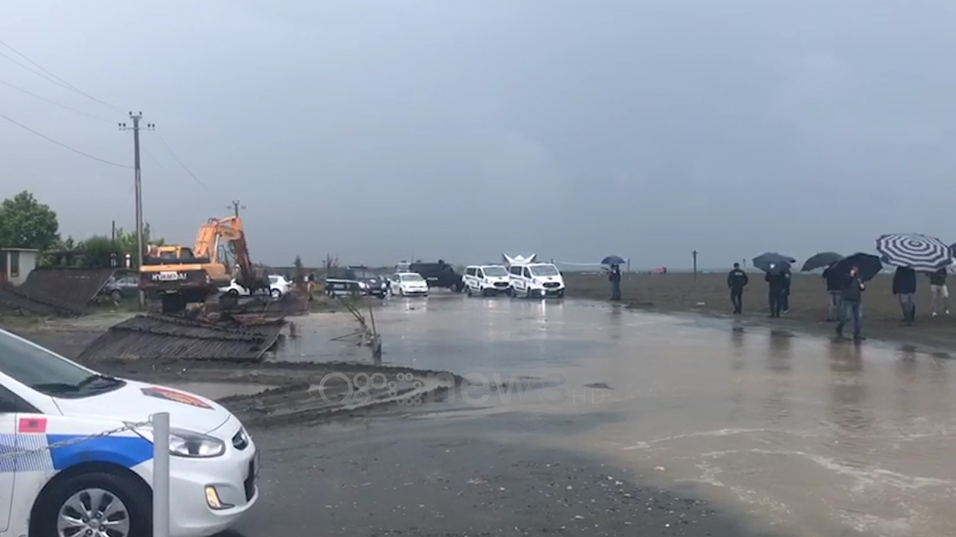 Edhe në shi IKMT vijon shembjen e ndërtimeve në Tale të Lezhës, pronarët bëjnë rezistencë