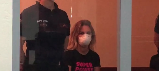 Mesazh të fortë me bluzën, Adiola Lakra e qetë dhe e kuruar para marrjes së vendimit