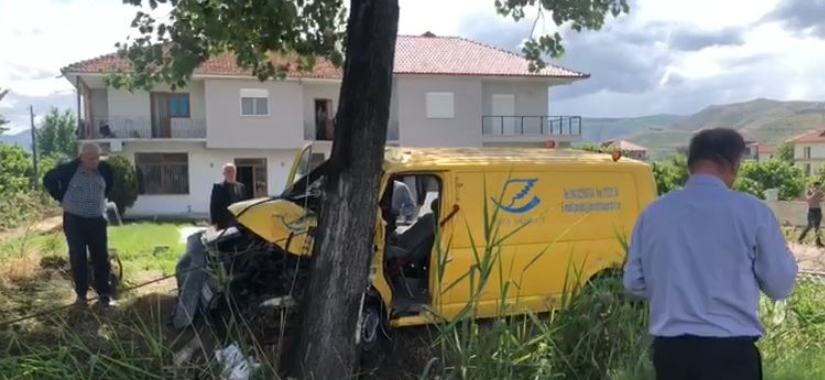 Një i plagosur rëndë në Korçë, makina e postës përplaset me pemën