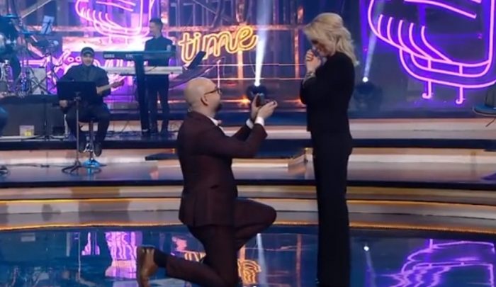 Aktori i njohur e këshilloi ta merrte shtruar, vajza e tij prish fejesën me moderatorin Ardit Roshi