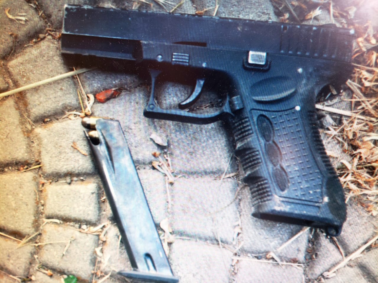 I gjendet në makinë armë pa leje, arrestohet i riu në Korçë me disa precedentë penalë