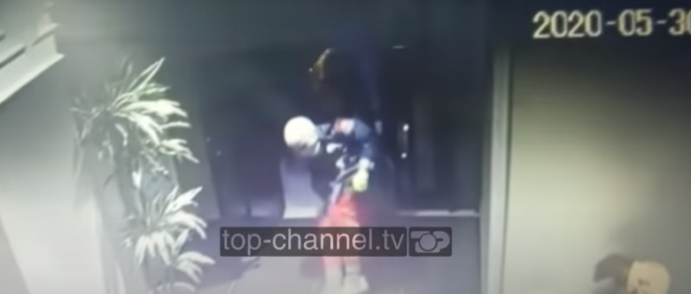 Video e atentatit në Laç, në pamje shfaqet Eduart Lamaj i plagosur