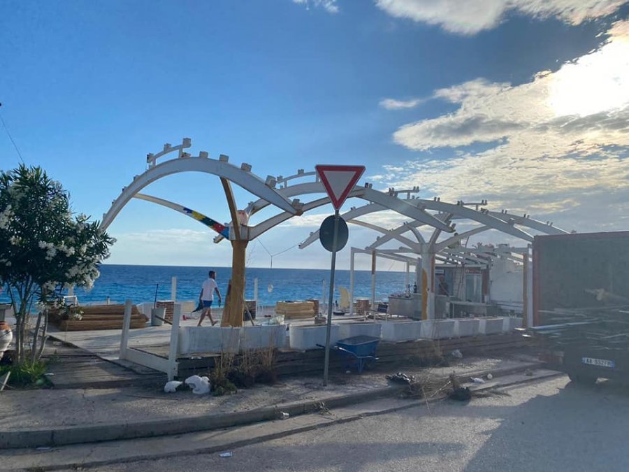 IKMT zbarkon në Dhërmi, shemb objekte dhe merr masa ndaj pronarëve