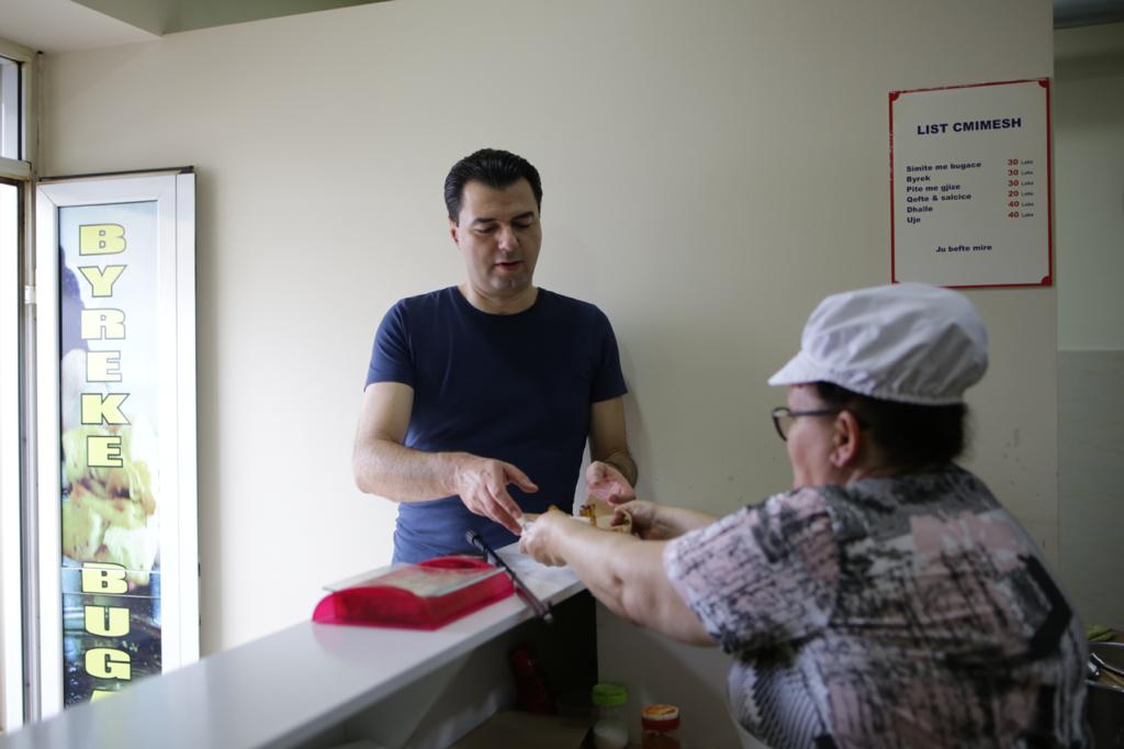 FOTO/Basha kujton kohët e shkuara në Elbasan: Në dyqanin e Mozës që prodhon bugaçe, kroasanti i Shqipërisë