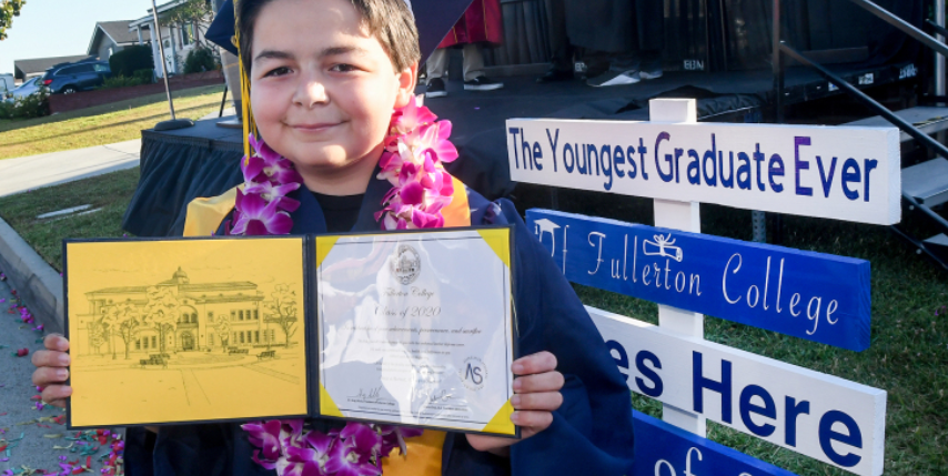 Vetëm 13-vjeç, diplomohet në SHBA me 4 gradë të asociuara
