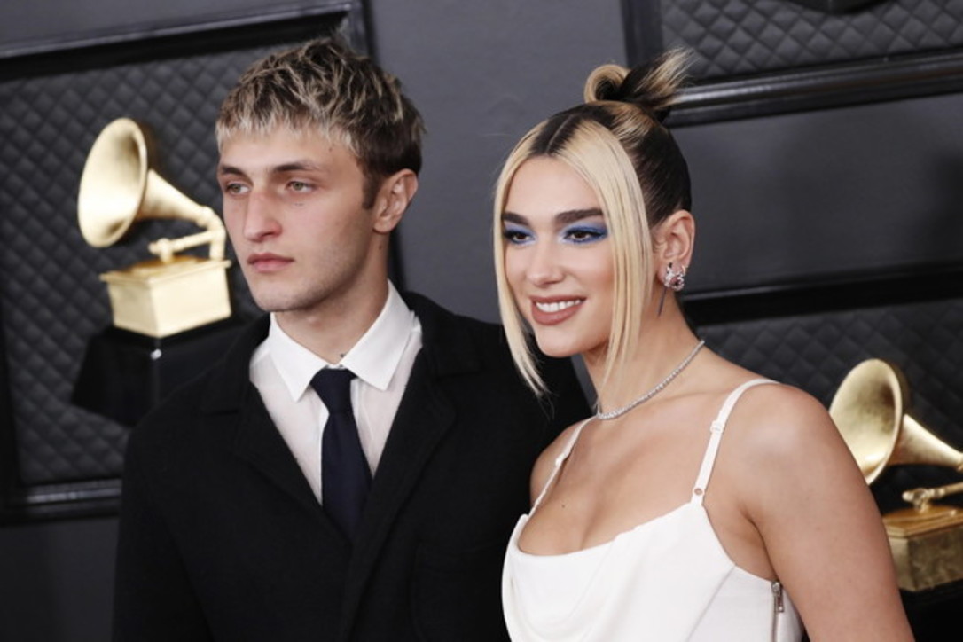 FOTO/365 ditët e dashurisë, Dua Lipa dhe Anwar i festojnë në shtrat