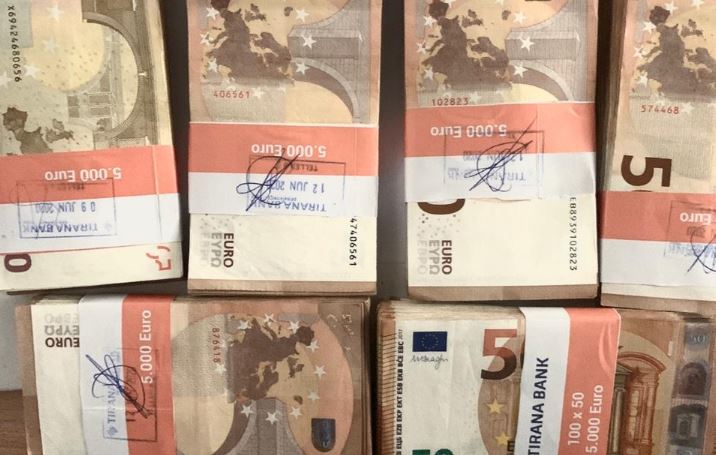 Sekuestrohen 32 mijë euro të padeklaruara në doganë, procedohet 50-vjeçari