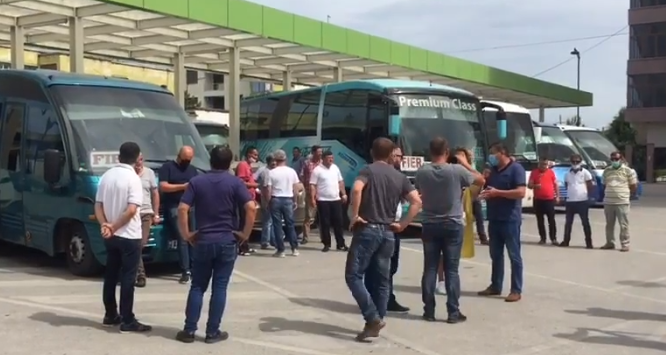 VIDEO/Protesta nga linjat urbane në Fier, ish-deputeti zbardh kërkesat e tyre: Jane drejt falimentimit