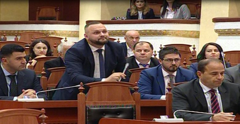Deputetët në Parlament nuk përmbahen, njëri dorëhiqet nga grupi, tjetri kërkon rikthimin e dënimit me vdekje