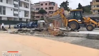 VIDEO/Aksioni i prishjeve të ndërtesave në Durrës, ‘shfarrosen’ subjektet që zinin hapësirën e plazhit
