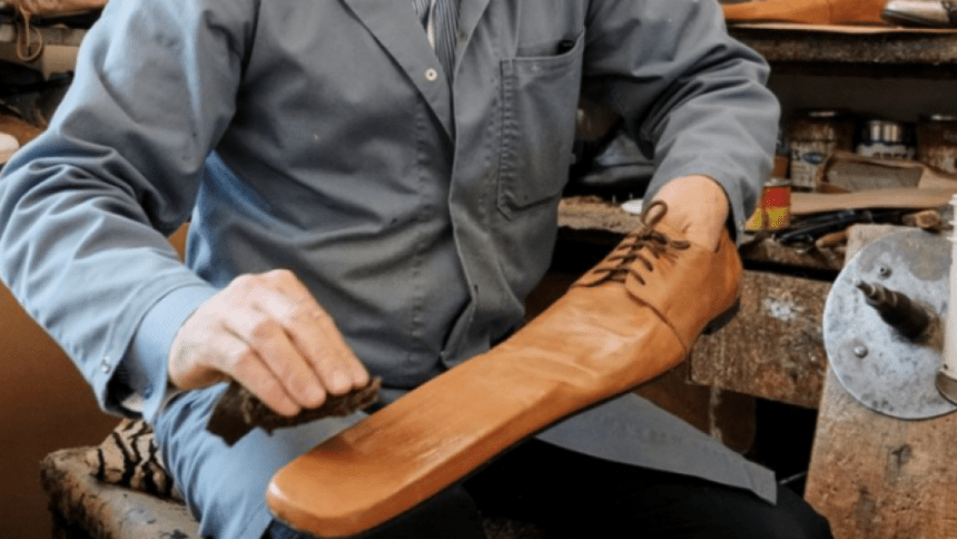 Këpucari zgjidh problemin e distancimit social, krijon këpucët anti-Covid