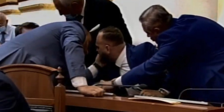 FOTO/Valteri përplaset me Ralf Gjonin, ndërhyjnë deputetët të shuajnë sherrin