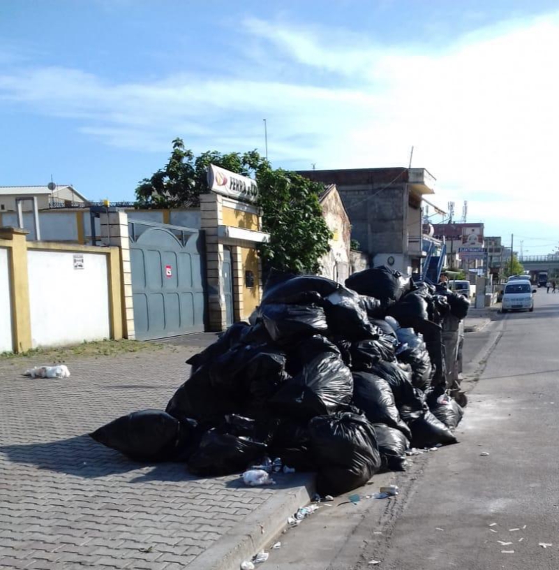 Arrestohet administratori i një firmë private, hodhi mbetje ushqimore në rrugët e Durrësit