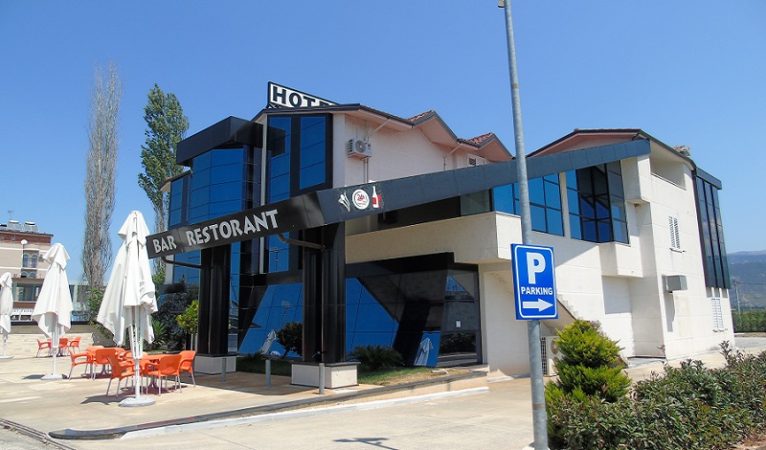 Vrasja e dy biznesmenëve në Laç/Kapet një i dyshuar, shkoi me plagë të infektuar në spital