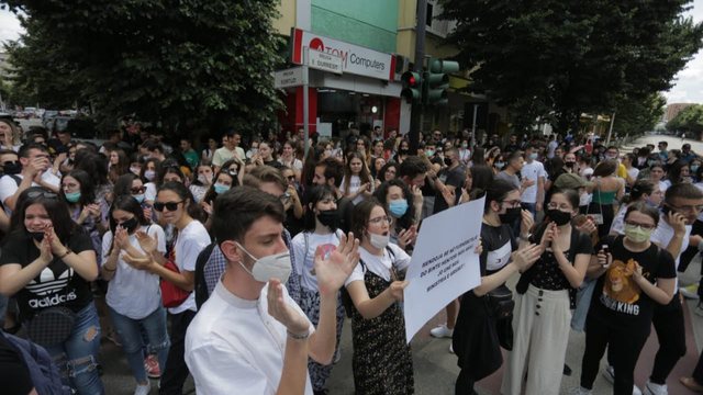 “Rinia ka të drejtë të revoltohet”, Akademiku Fuga reagon: Hapini gojën maturantëve dhe do të shohim!