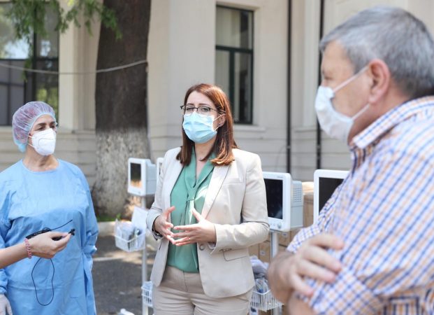 Rritja e rasteve/QSUT po rekruton 50 mjekë dhe infermierë shtesë në dy spitalet e tjera COVID