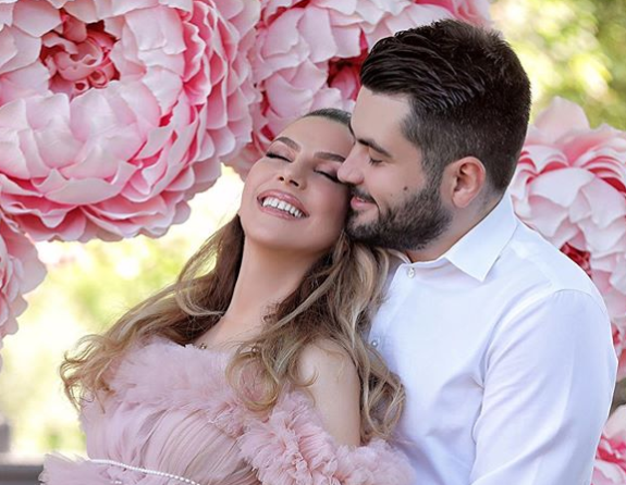 FOTO/Në krahët e djalit të ish-deputetit, Olta Boka zbulon gjininë e fëmijës së parë