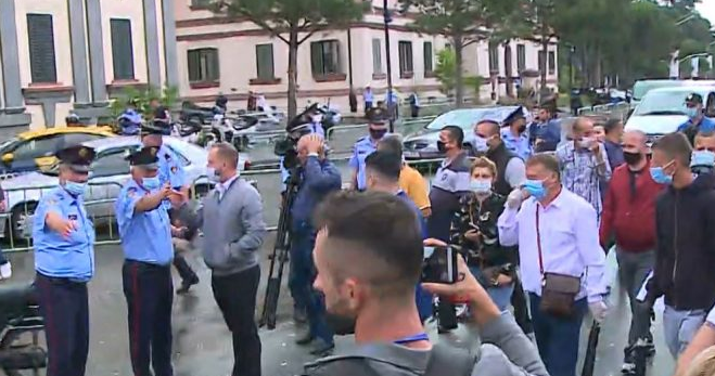 Shpërndahen dy tubime në Tiranë, policia jep detajet: Nis procedimi për 17 organizatorë